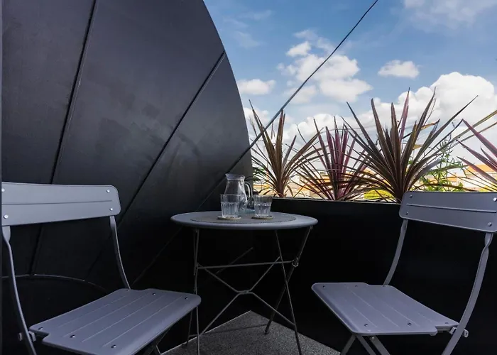 Modern With Private Balcony In The Center Porto