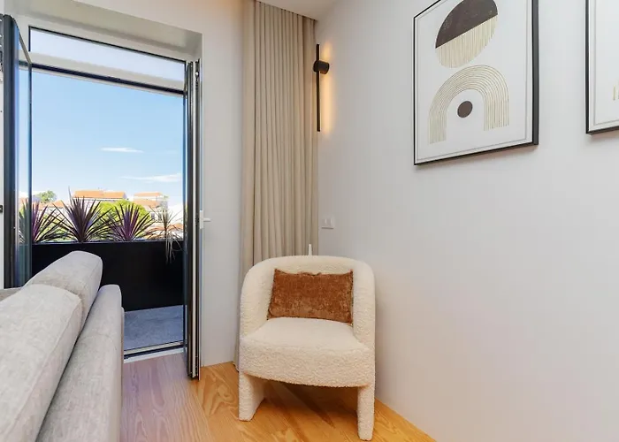 Modern With Private Balcony In The Center Appartement Porto