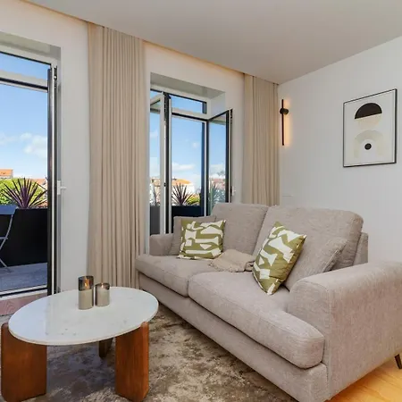 Modern With Private Balcony In The Center *