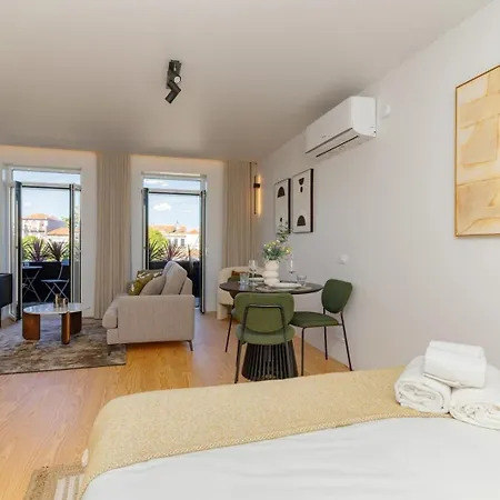 Modern With Private Balcony In The Center Appartement Porto
