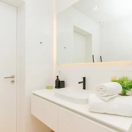 Modern With Private Balcony In The Center