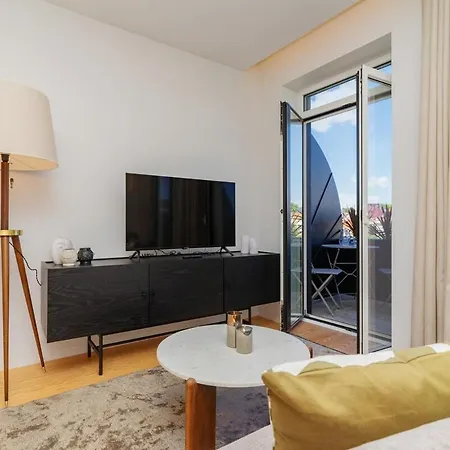 Modern With Private Balcony In The Center *