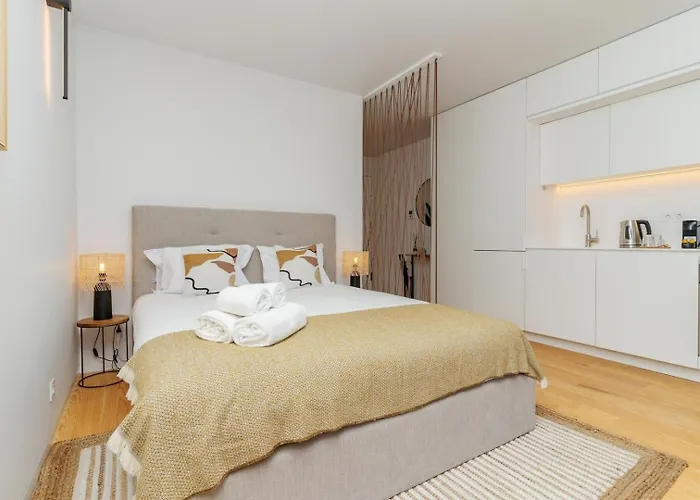 Modern With Private Balcony In The Center بورتو