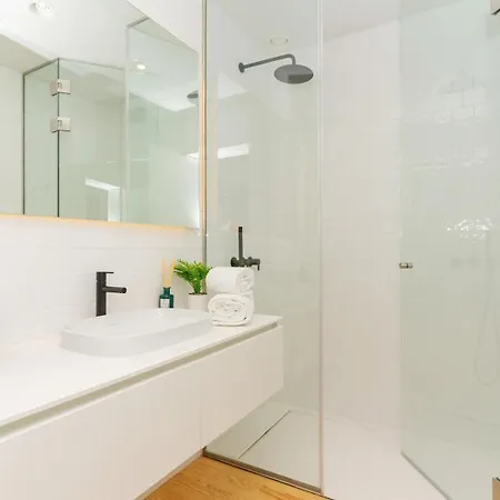 Modern With Private Balcony In The Center 포르투