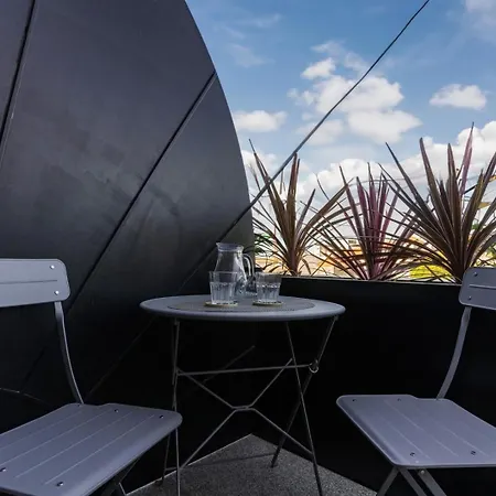 Modern With Private Balcony In The Center Oporto