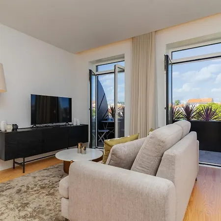 Modern With Private Balcony In The Center *