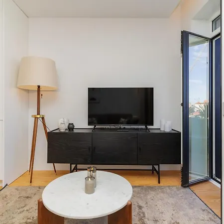 Modern With Private Balcony In The Center Oporto